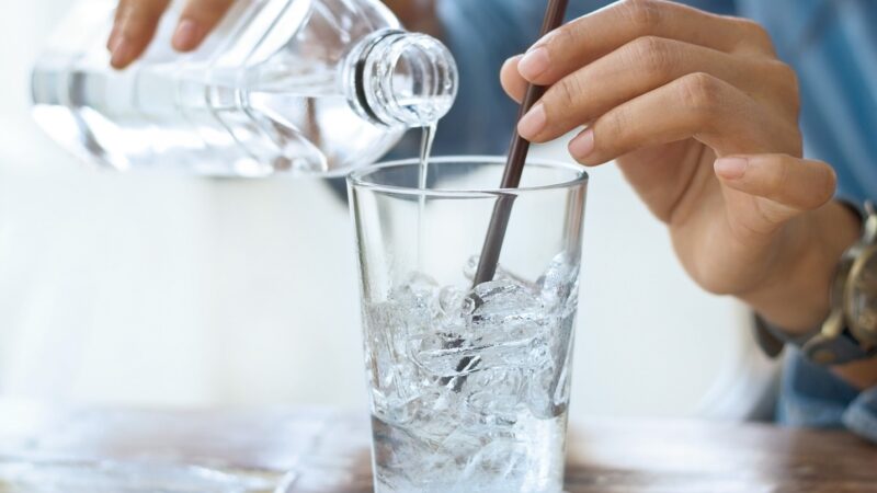 Benarkah Minum Air Dingin Bisa Bikin Gemuk? Ini Faktanya!