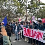 Ribuan Mahasiswa dari 23 Kampus Kepung DPRD Jabar, Bawa Guillotine Bertuliskan “RIP Demokrasi”