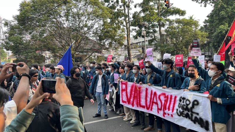 Ribuan Mahasiswa dari 23 Kampus Kepung DPRD Jabar, Bawa Guillotine Bertuliskan “RIP Demokrasi”