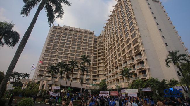 Eksekusi Hotel Sultan Berakhir Ricuh, Massa Simpatisan Adang Tim PN Jakpus