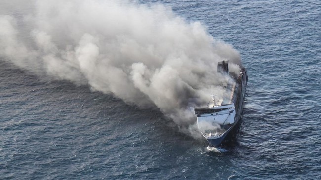 KMP Mutiara Sentosa 2 Terbakar, Keselamatan Penumpang Dipertanyakan