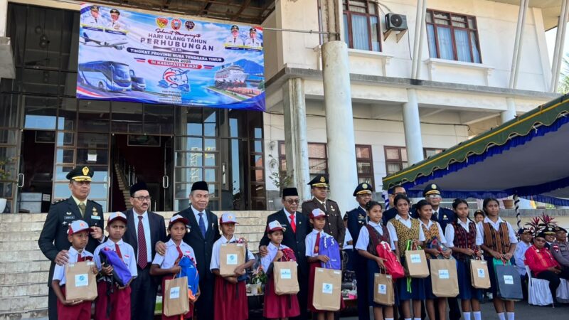 Pena Kecil di Hari Perhubungan: Ketika Bantuan Sekolah Menjadi Harapan Baru Anak-Anak Ende
